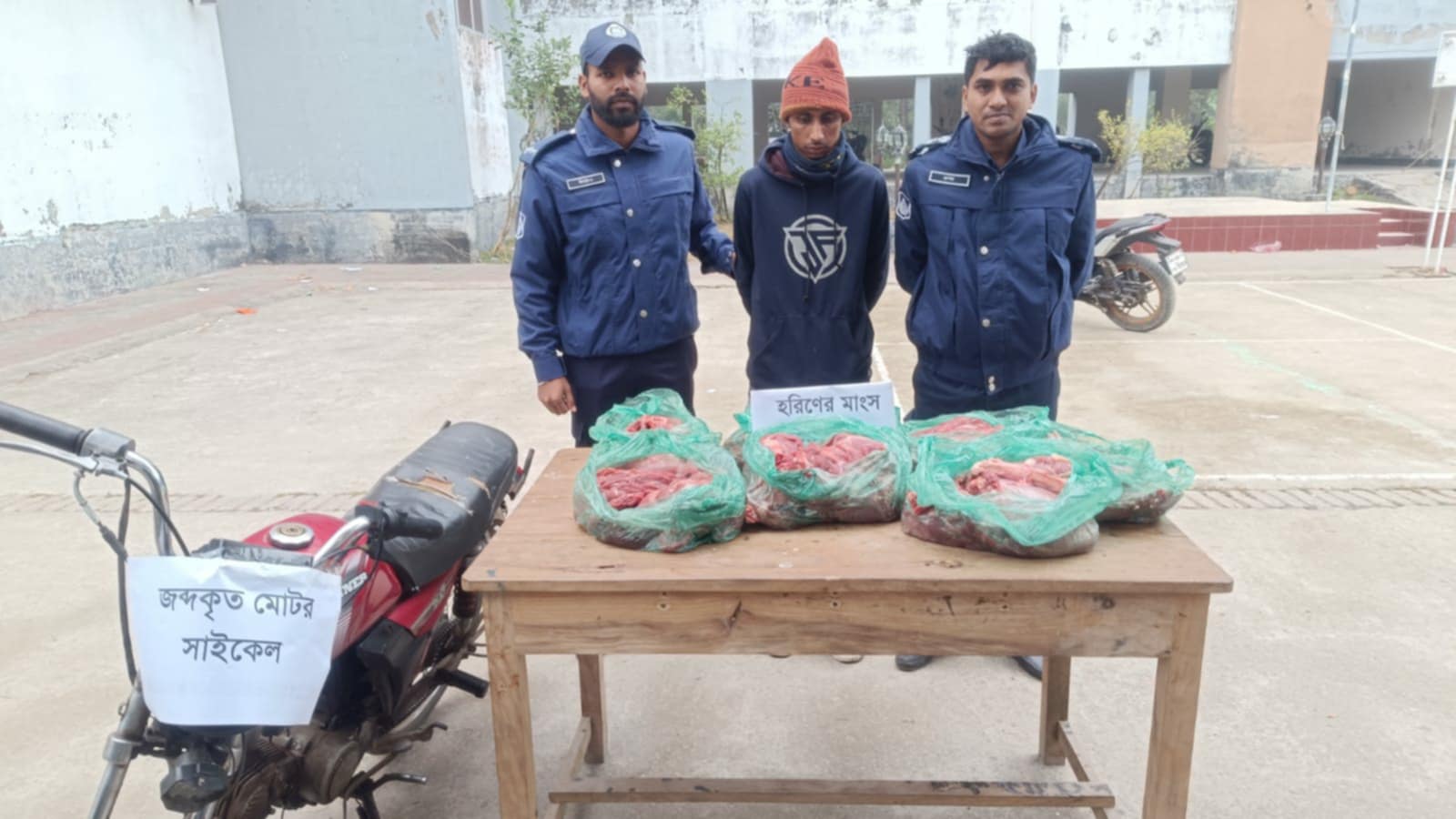 কয়রায় হরিণের মাংস সহ এক যুবক আটক