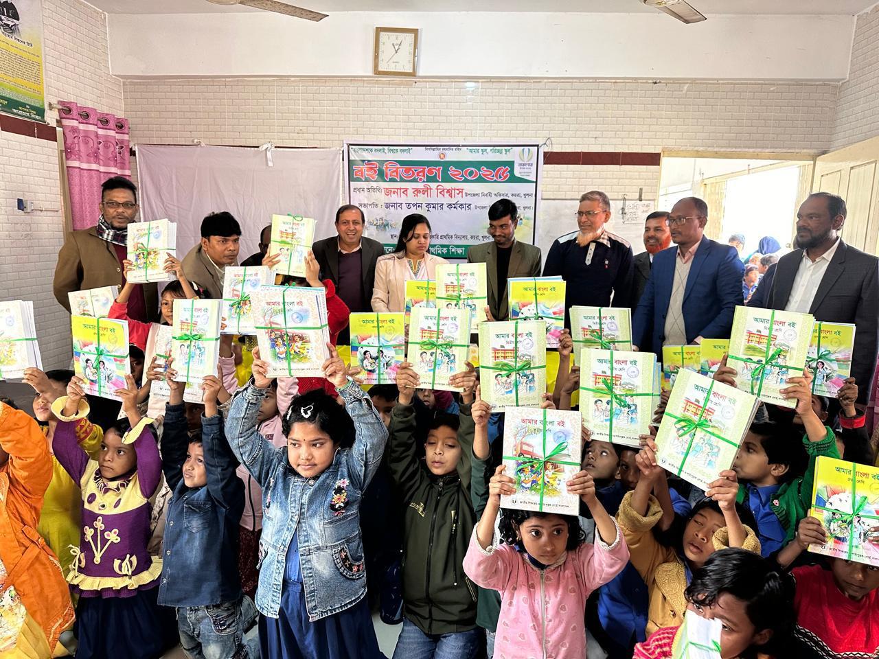 কয়রায় শিক্ষার্থীদের মাঝে নতুন বই বিতরণ